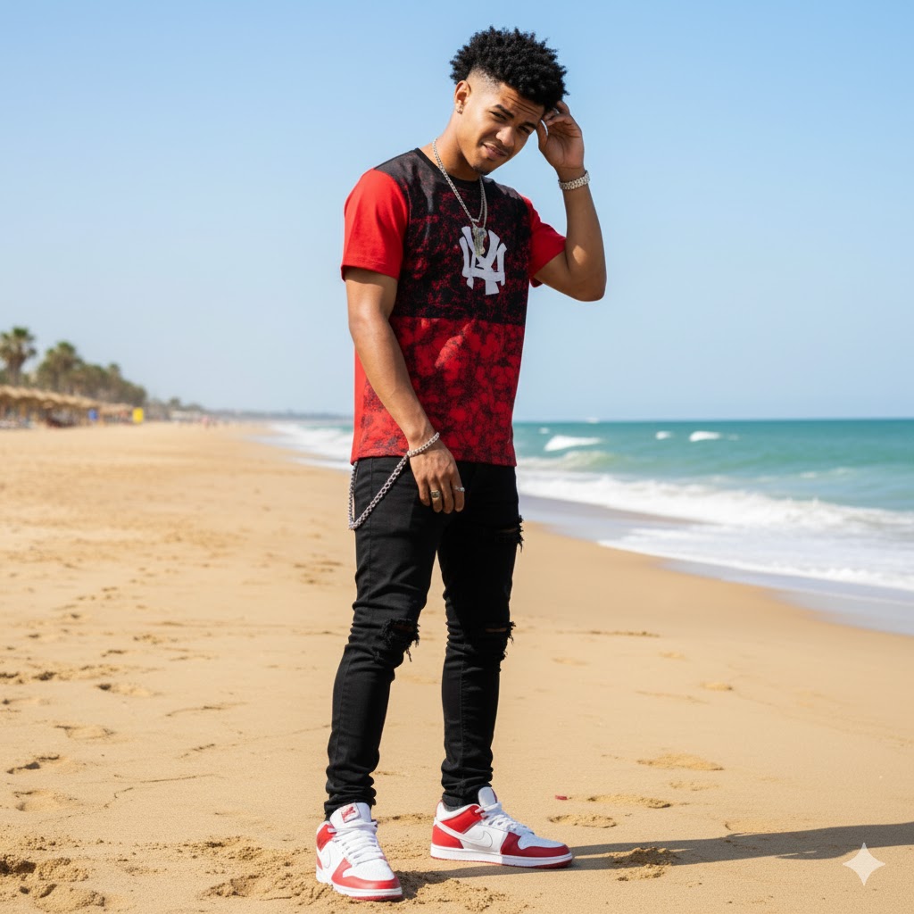 Modelo con ropa streetwear en la playa